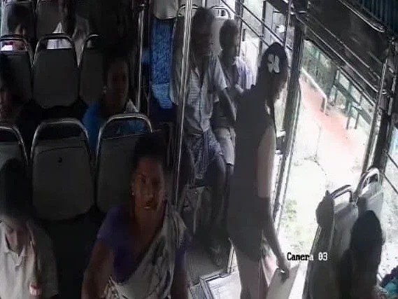 ஓடும் பேருந்திலிருந்து இறங்க சொன்ன நடத்துநர்; நூலிழையில் உயிர் தப்பிய மாணவி - நடந்தது என்ன?