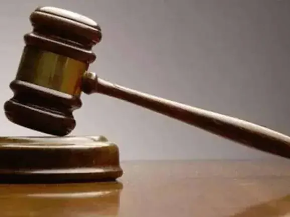`கட்டிப்பிடிப்பது, முத்தமிடுவது இயற்கைக்கு மாறான பாலியல் குற்றமாகாது!' - மும்பை நீதிமன்றம் கருத்து