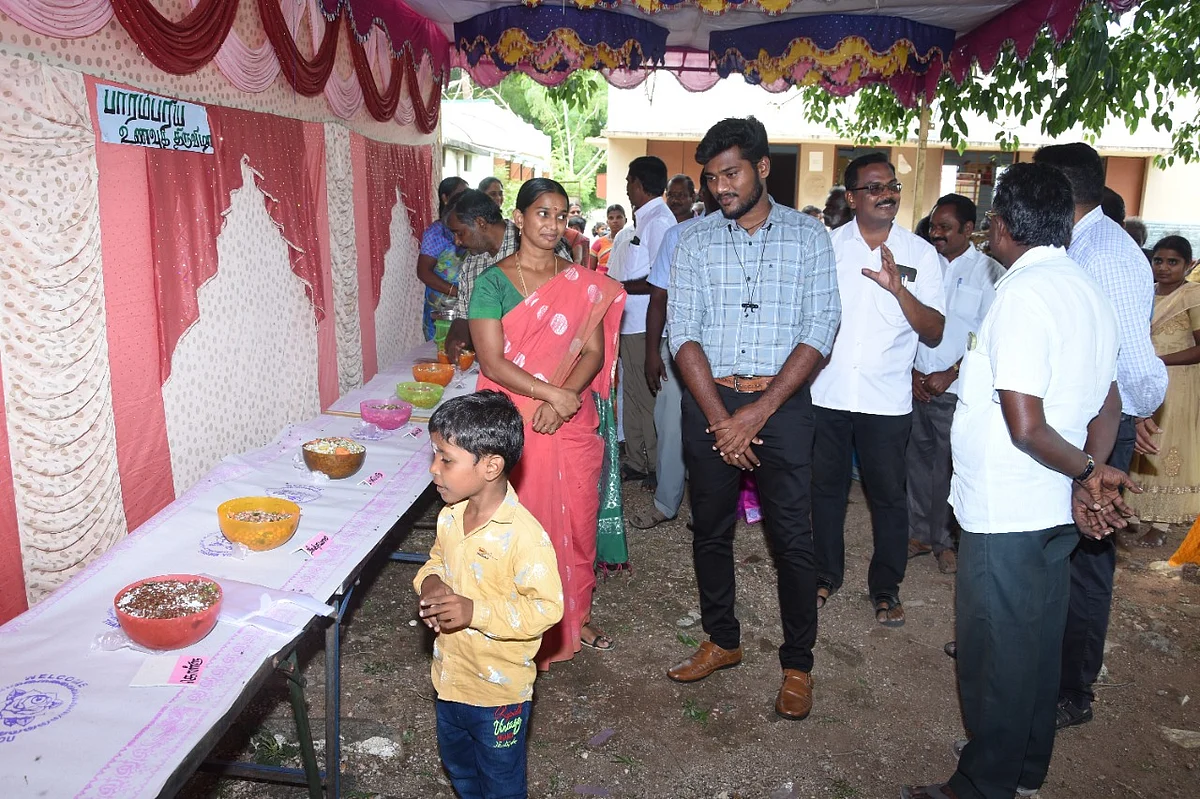 பாரம்பர்ய உணவை விளக்கும் மாணவர்