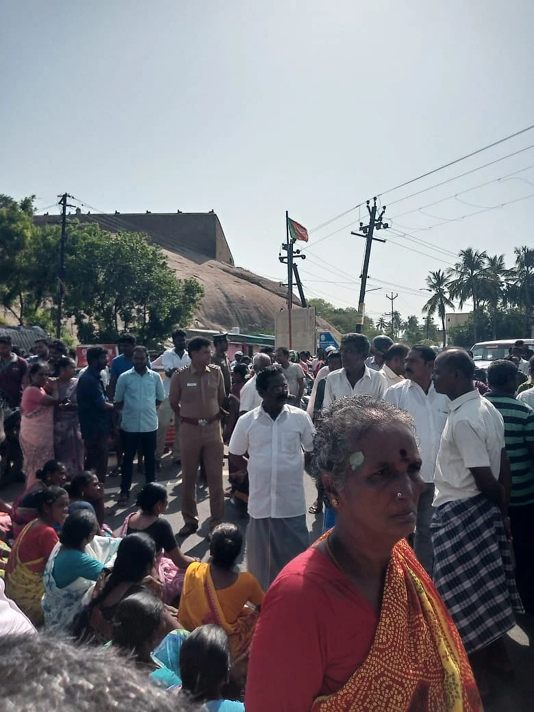 சாலைமறியலில் உறவினர்கள்