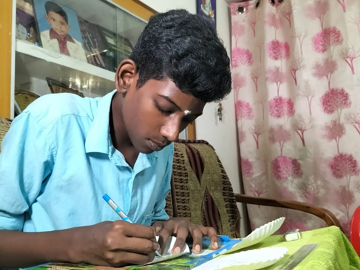 `திருக்குறளை தேசிய நூலாக்கணும்!' - 2 மணி நேரத்தில் 133 திருவள்ளுவர் ஓவியங்கள் வரைந்து மாணவர் சாதனை