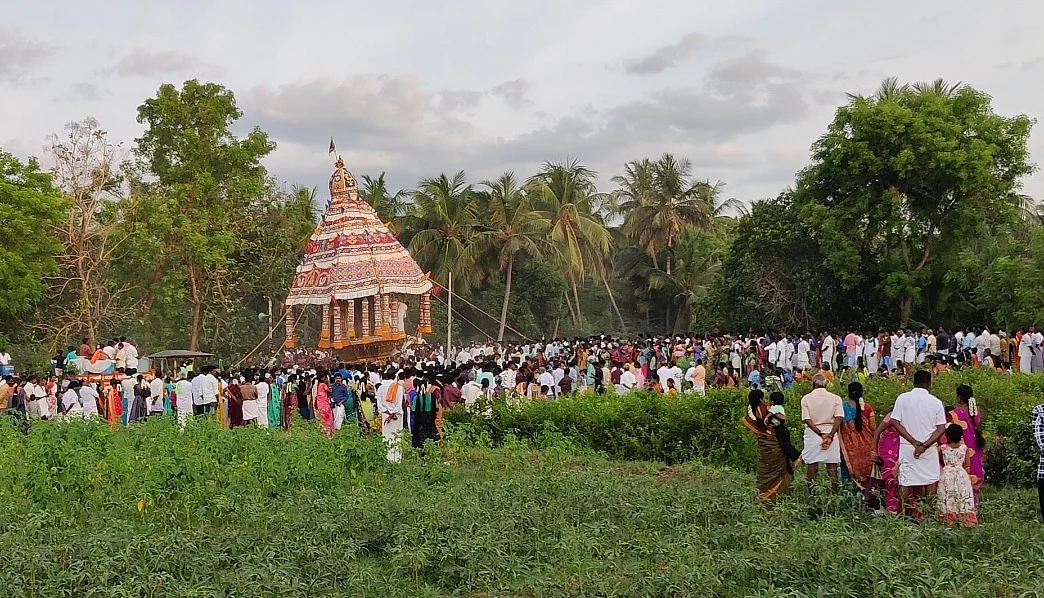 புதுக்கோட்டை : 3 தேர்கள் பவனி; பல்லாயிரக்கணக்கான பக்தர்கள் பங்களிப்புடன் நடந்த தேரோட்ட விழா!