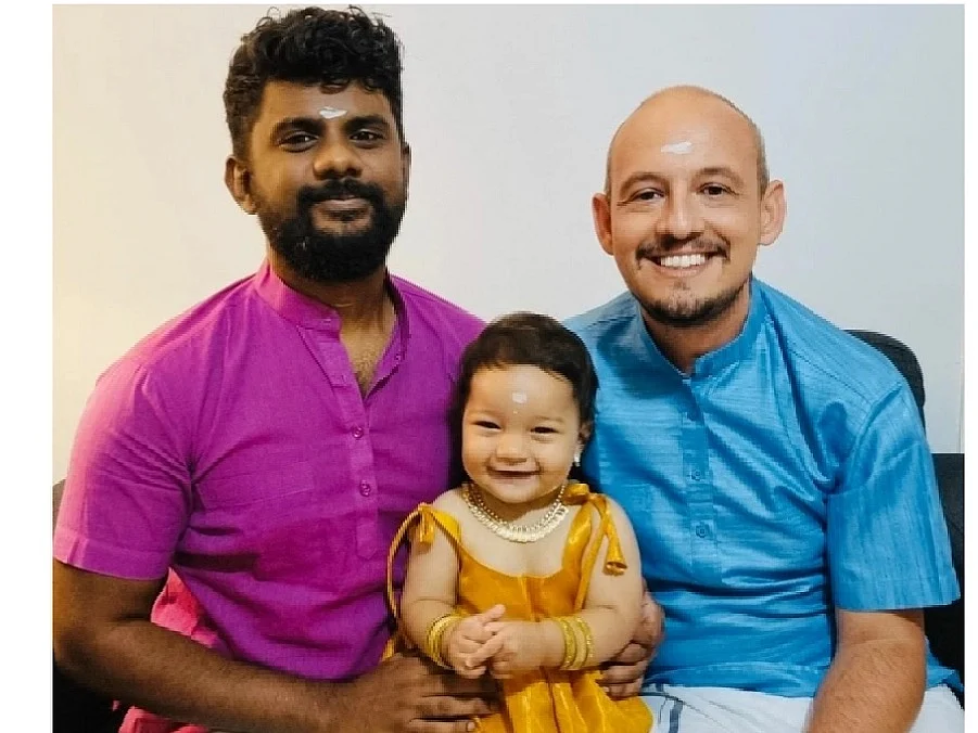 `யார் இந்த Dads of Meenakshi ?!' - இன்ஸ்டாகிராமில் கவனம் பெறும் தன்பாலின தம்பதியர்!