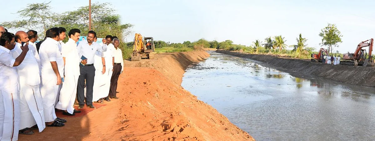 பாசன வாய்க்காலில் தூர்வாரும் பணியில் ஜே.சி.பி இயந்திரங்கள்
