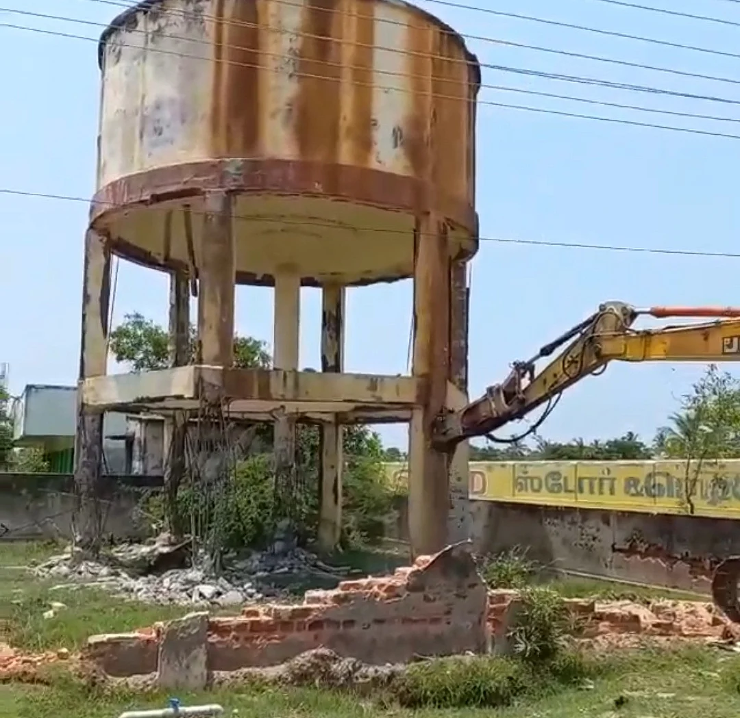 சுட்டிக்காட்டிய விகடன்; இடித்து அகற்றப்பட்ட மேல்நிலை குடிநீர்த் தேக்க தொட்டி! - மக்கள் நிம்மதி