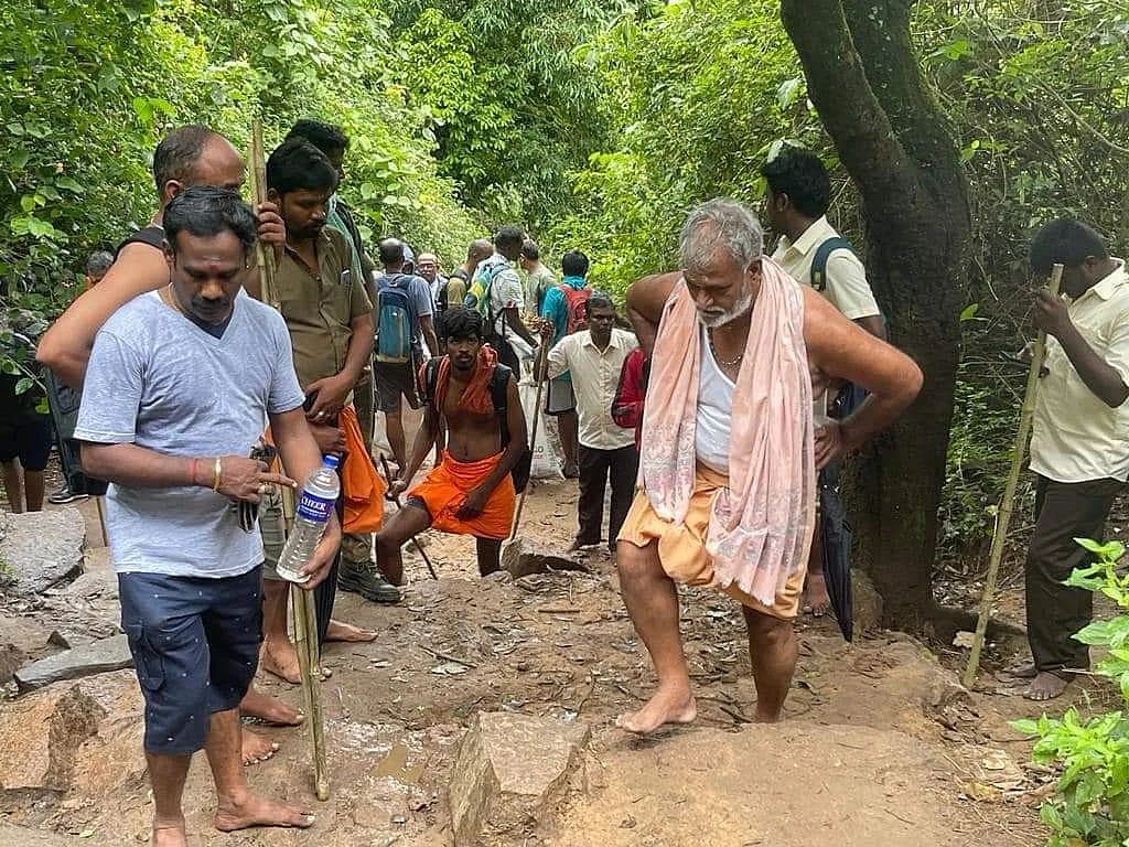 வெள்ளியங்கிரி மலையில் அமைச்சர் சேகர் பாபு.