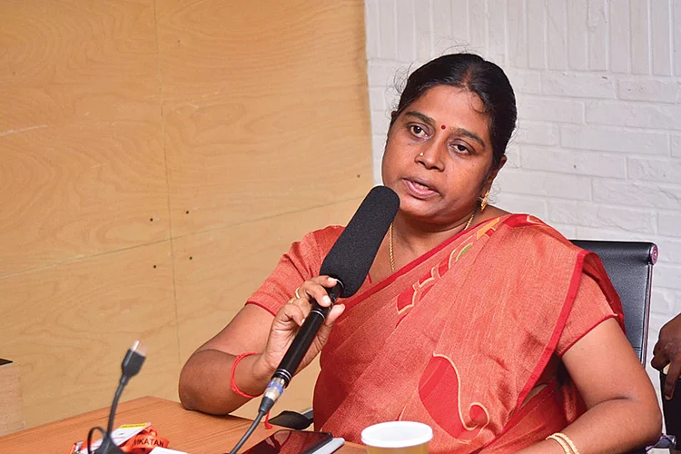 அத்துமீறும் மாணவர்கள்,
அடக்க முடியாத ஆசிரியர்கள்...
தீர்வுதான் என்ன?