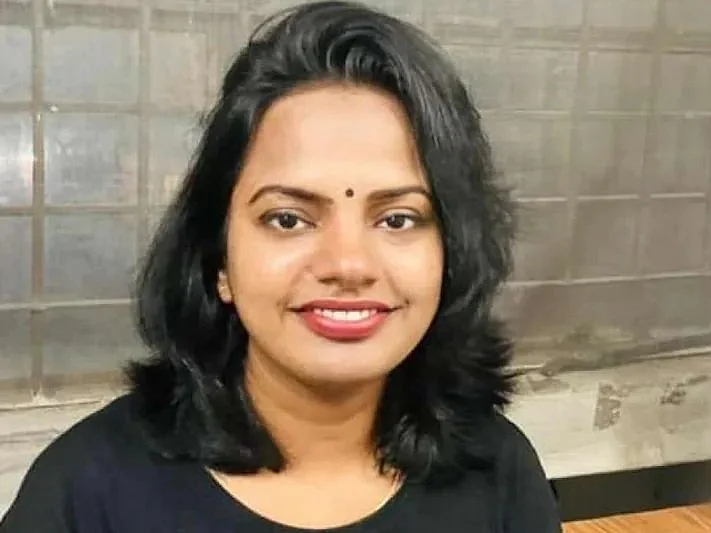 'சிக்னலில் பூ விற்றுப் படித்தேன்!'- கலிஃபோர்னியாவில் முனைவர் பட்டம் பெறவிருக்கும் மும்பை பெண்