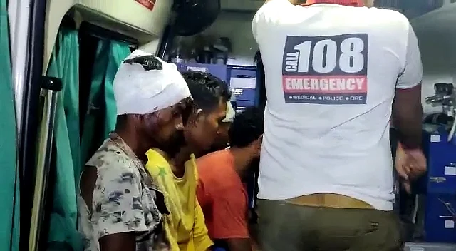 கிராம மக்களால் தாக்கப்பட்ட வடமாநில வாலிபர்கள்