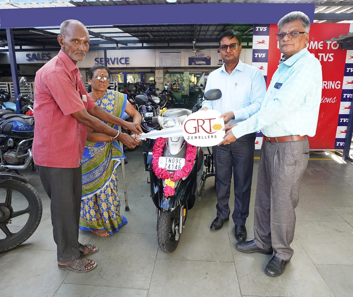 விகடன் செய்தி எதிரொலி: உதவி இயக்குநர் ஹரிகரன் மனைவிக்கு ஸ்கூட்டர்; ஜிஆர்டி ஜூவல்லர்ஸ் வழங்கியது!