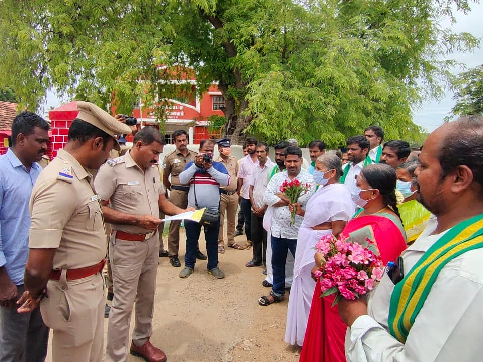ரௌடிகள் பட்டியலில் சமூக ஆர்வலர்கள்! - கோவை காவல்துறைக்கு பூங்கொத்து, இனிப்பு கொடுத்து எதிர்ப்பு