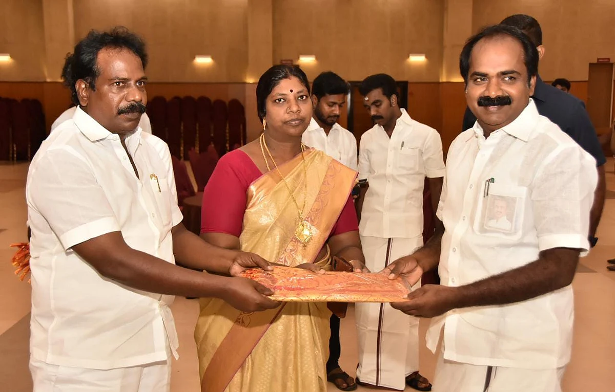 தி.மு.க அமைச்சரை வரவேற்ற அ.தி.மு.க நிர்வாகி