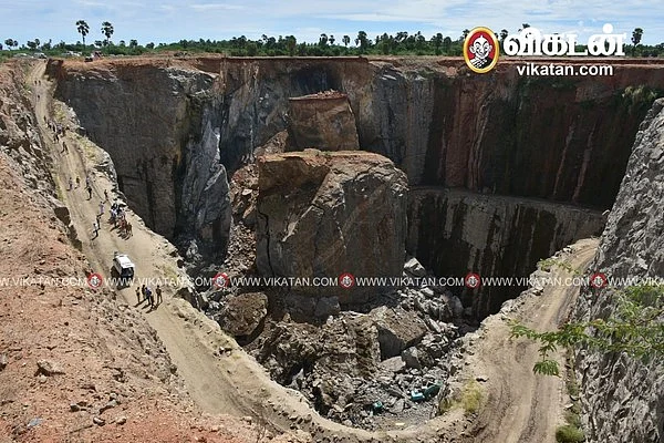ராட்சத பாறை விழுந்து கிடக்கும் காட்சி