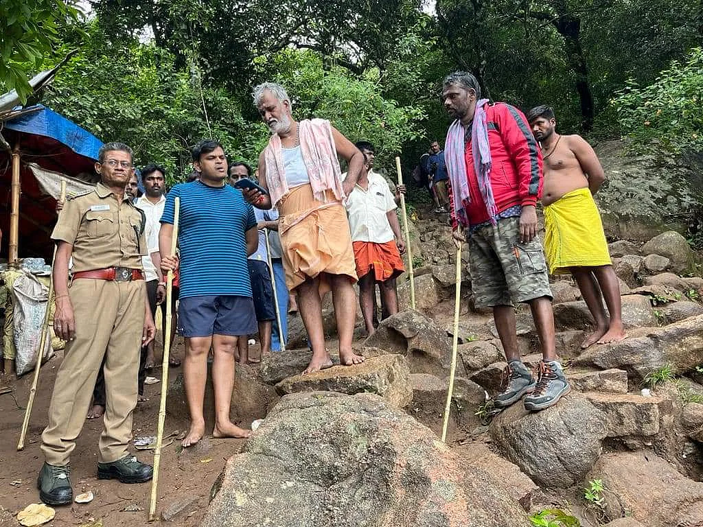 வெள்ளியங்கிரி: கடினமான பாதையில் 22 மணி நேர மலையேற்றம்; அமைச்சர் சேகர் பாபு செய்த ஆய்வு!