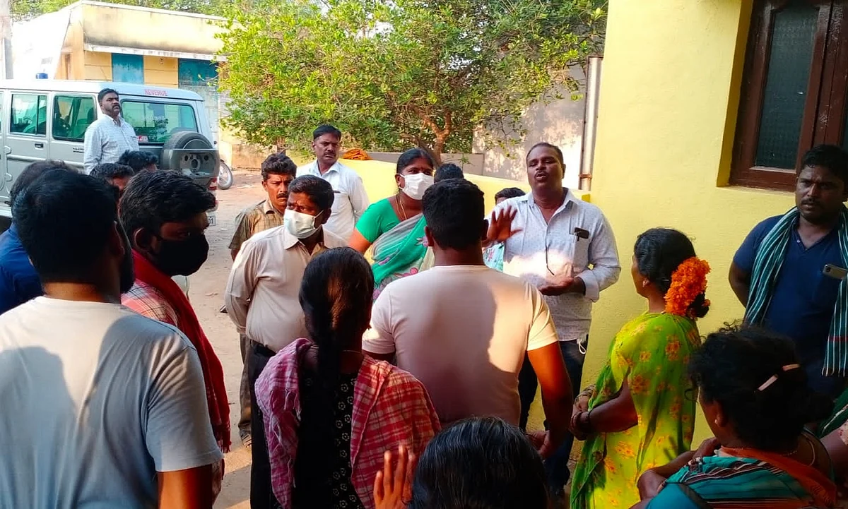 அதிகாரிகளிடம் வாக்கு வாதத்தில் ஈடுபட்ட தங்கமணி உறவினர்கள்.