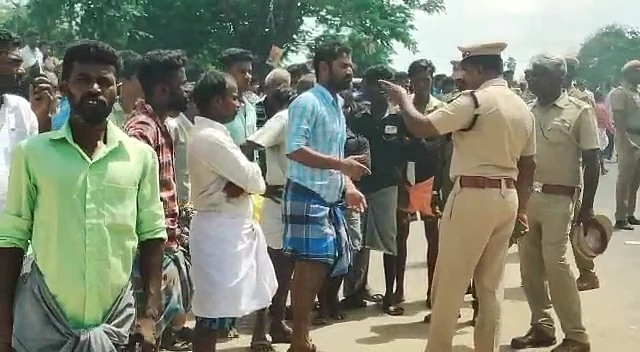 போலீஸாருடன் வாக்குவாதத்தில் ஈடுபட்ட மீனவர்கள்