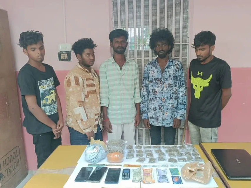 புதுக்கோட்டை: வாகனச் சோதனையில் சிக்கிய 1.25 கிலோ கஞ்சா - எஸ்.ஐ மகன் உட்பட 5 பேர் கைது!