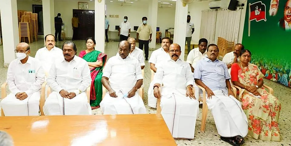 அதிமுக ஆலோசனைக் கூட்டம்