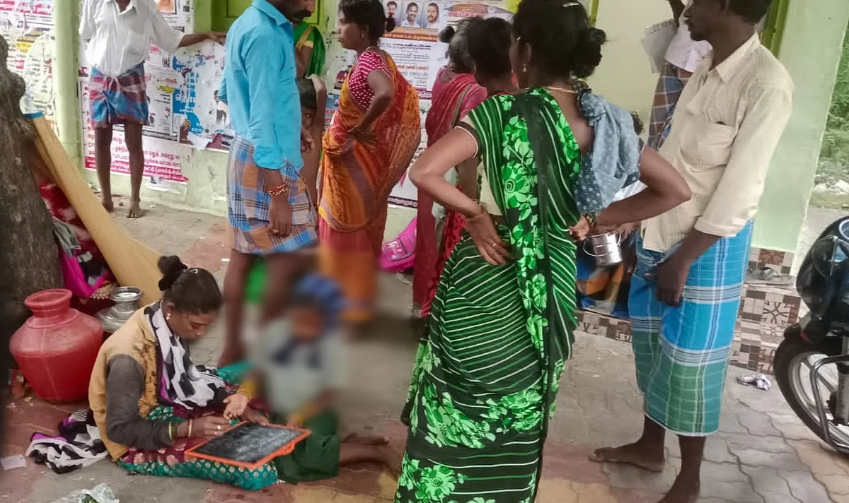 ஆர்.ஐ அலுவலகத்தில் அம்மக்கள்
