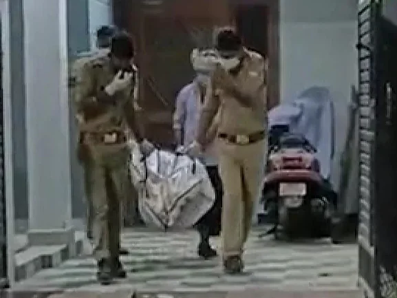 இறந்துபோன தாயின் உடலுடன் 10 நாள்கள் தங்கியிருந்த மகள் - உத்தரப்பிரதேசத்தில் அதிர்ச்சி