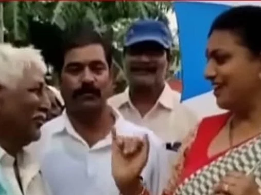 `எனக்கு கல்யாணம் பண்ணி வைங்க!' - குறைகேட்புக் கூட்டத்தில் ரோஜாவிடம் கோரிக்கை வைத்த முதியவர்