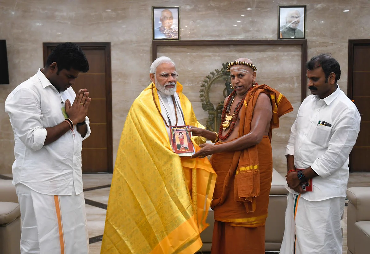 மதுரை ஆதீனம் பிரதமரைச் சந்தித்தபோது...