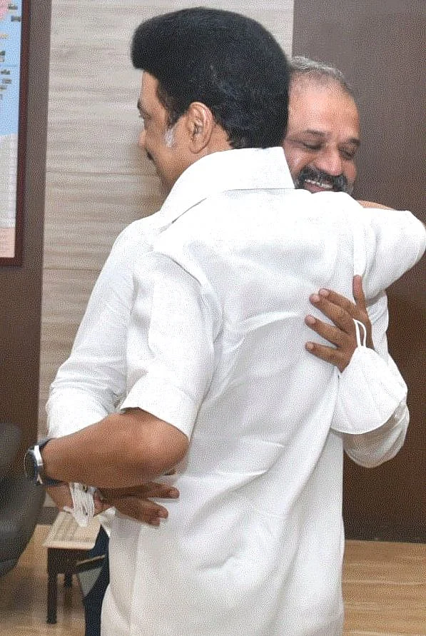 பேரறிவாளனை ஆரத்தழுவிய ஸ்டாலின்