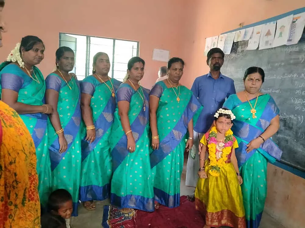 சிறுமி ஆர்த்தியுடன் ஆசிரியர்கள்