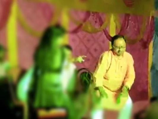 ``மியூசிக்கை கேட்டாலே ஆடிவிடுகிறேன்!" - திருமணத்தில் பெண் டான்சருடன் நடனமாடிய நிதிஷ் கட்சி எம்எல்ஏ