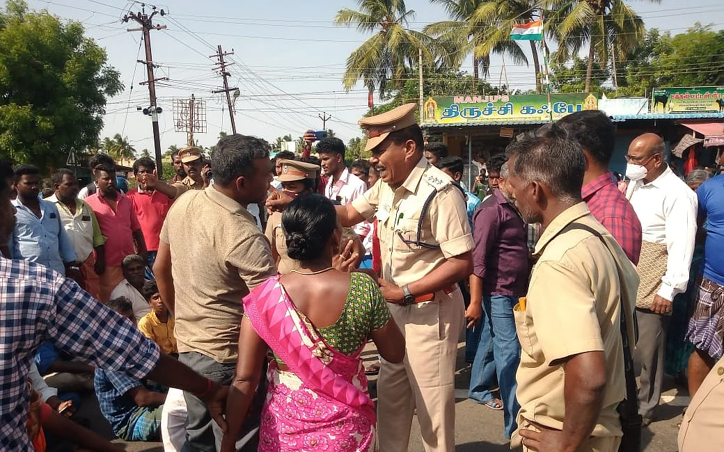 உறவினர்களிடம் பேச்சுவார்த்தை நடத்தும் போலீஸார்