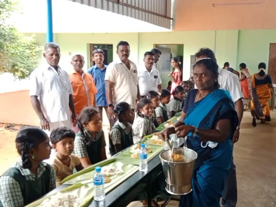 `இதனாலதான் பிள்ளைகளுக்கு கறி விருந்து வெச்சோம்!' - அசத்திய ஆசிரியைகள், ருசித்து மகிழ்ந்த மாணவர்கள்