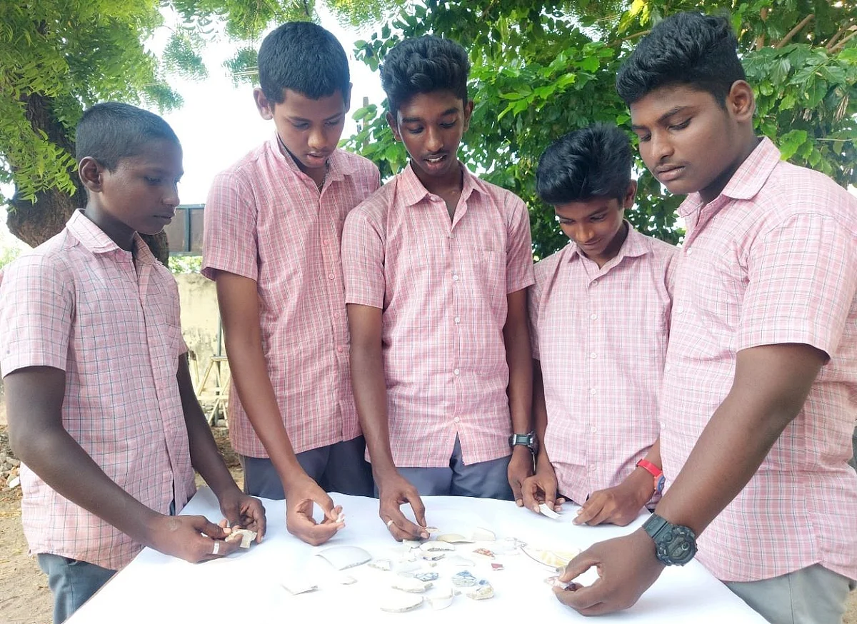 அரசு மேல்நிலைப் பள்ளி மாணவர்கள்