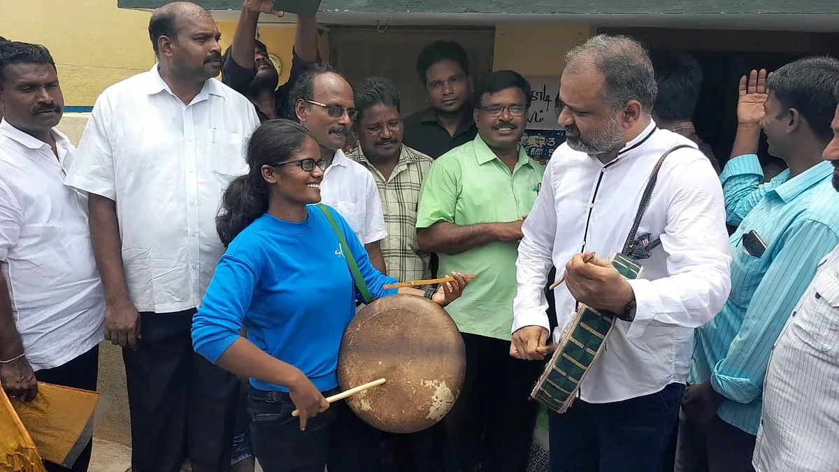 பறை இசைக்கும் பேரறிவாளன்