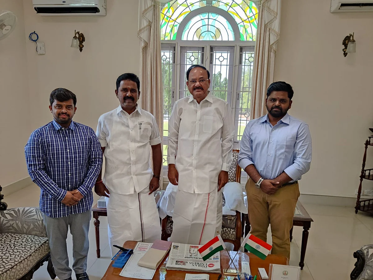 துணை ஜனாதிபதி வெங்கைய நாயுடுவுடன் ஆர்.காமராஜ்