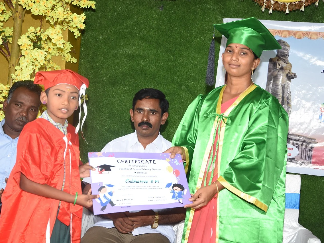 கம்பஞ்சோறு, நெத்திலி கருவாட்டு குழம்பு; ஊர்மக்களை அசத்திய அரசுப் பள்ளி மாணவர்கள்!