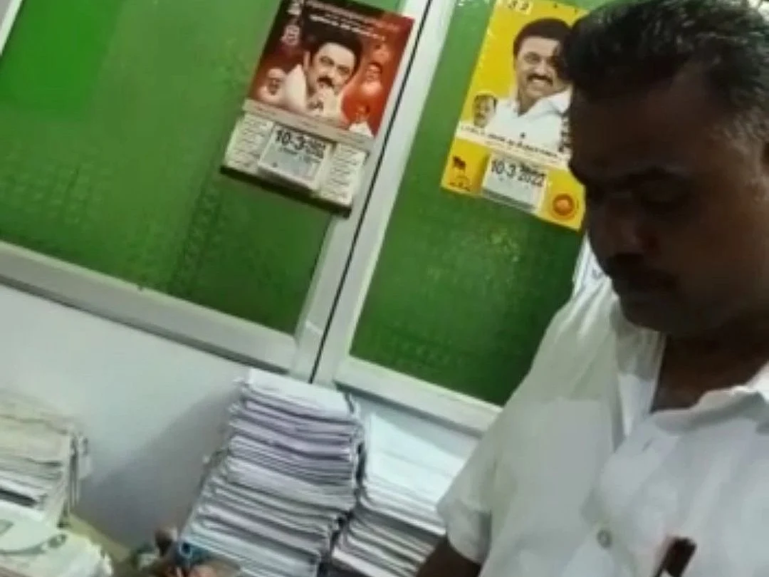 ``இருக்குறதைக் கொடுத்துட்டுப் போங்க...” - மின் இணைப்பு பெயர் மாற்ற லஞ்சம்; அதிகாரிக்கு நோட்டீஸ்
