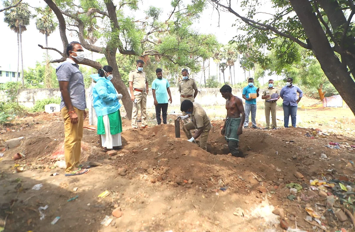 தோண்டியெடுக்கப்படும் சடலம்