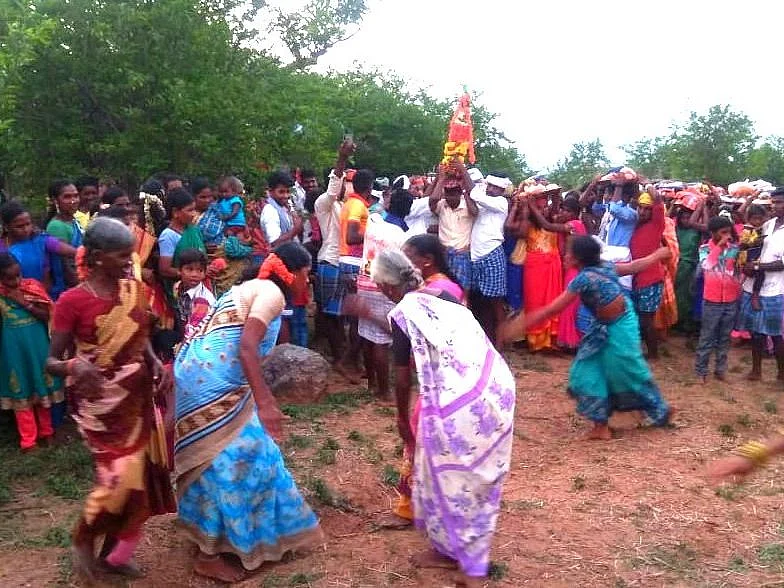 இறந்தவர்களின் ஆவியை வீட்டுக்கு அழைத்த மலைவாழ் மக்கள்; வேலூர் அருகே வினோத சடங்கு!