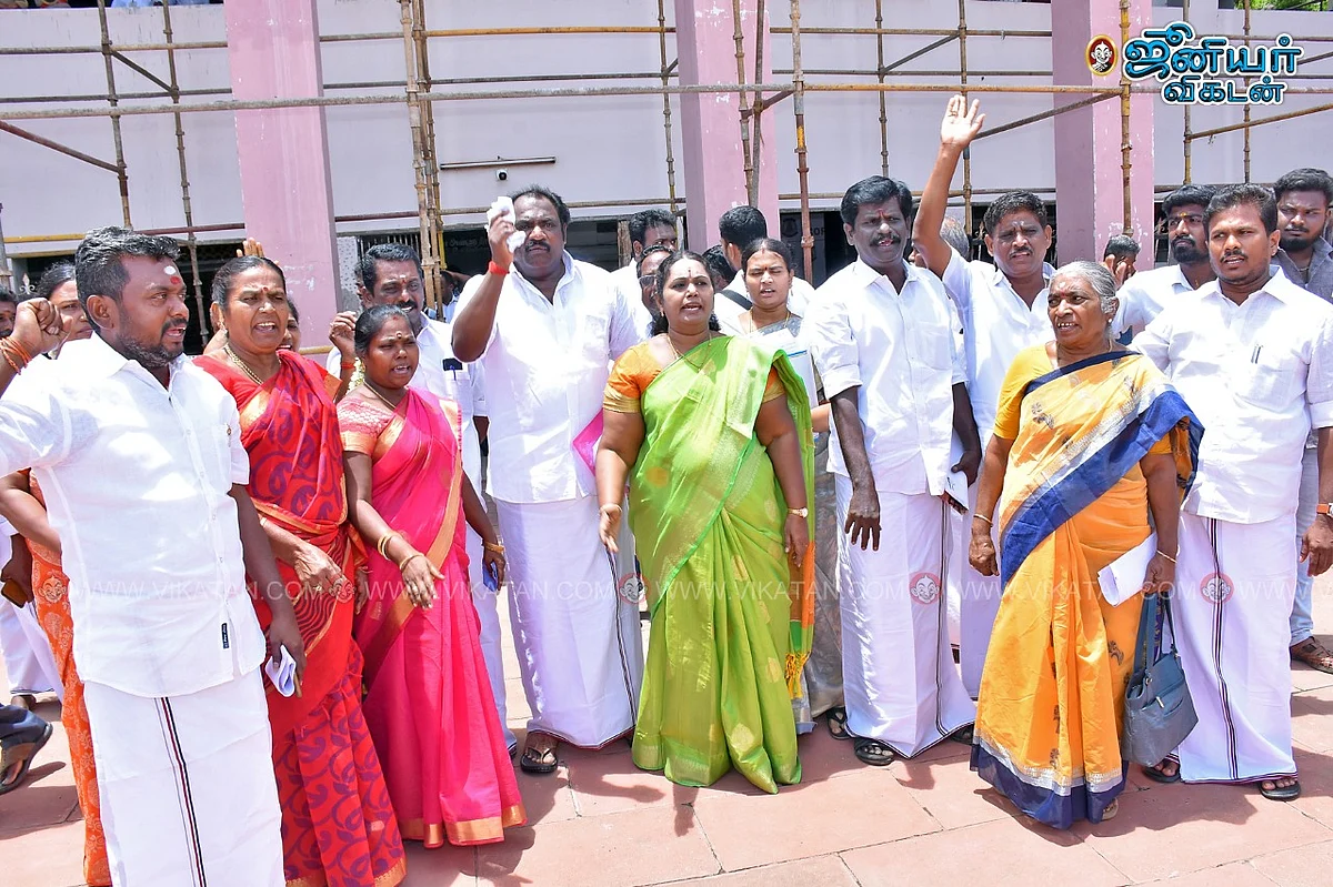 எதிர்ப்பு கோஷமிட்ட அ.தி.மு.க உறுப்பினர்கள்