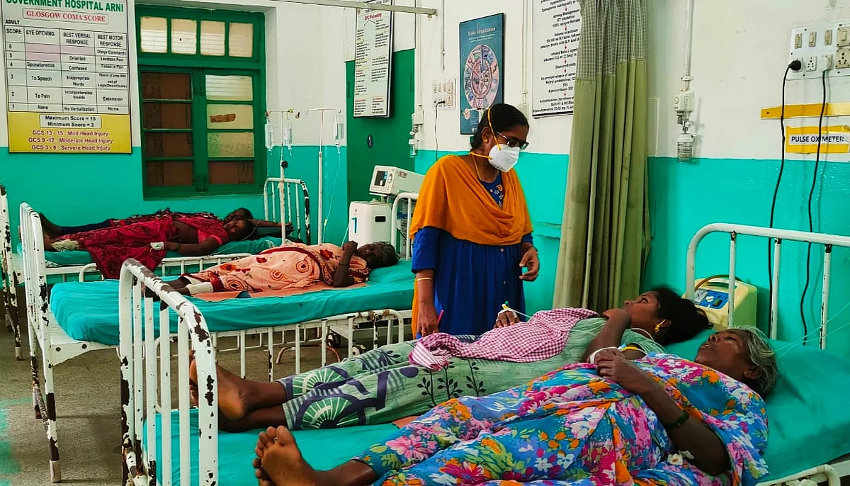 மருத்துவமனையில் கூலித் தொழிலாளர்கள்