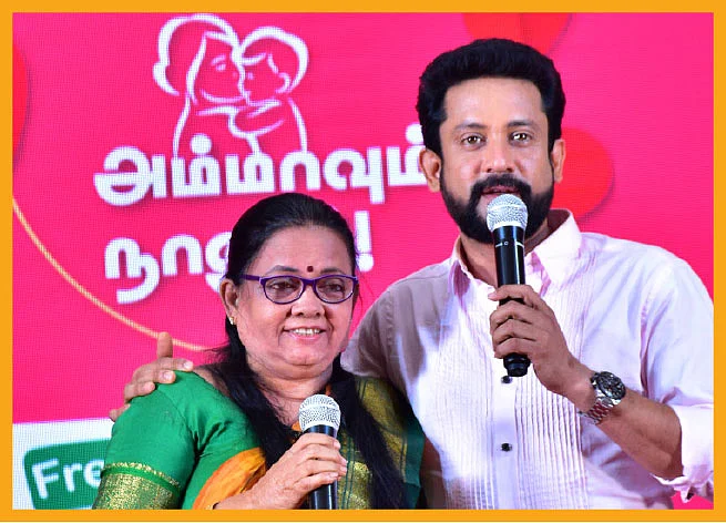 அம்மாவுடன் நடிகர் தீபக்...