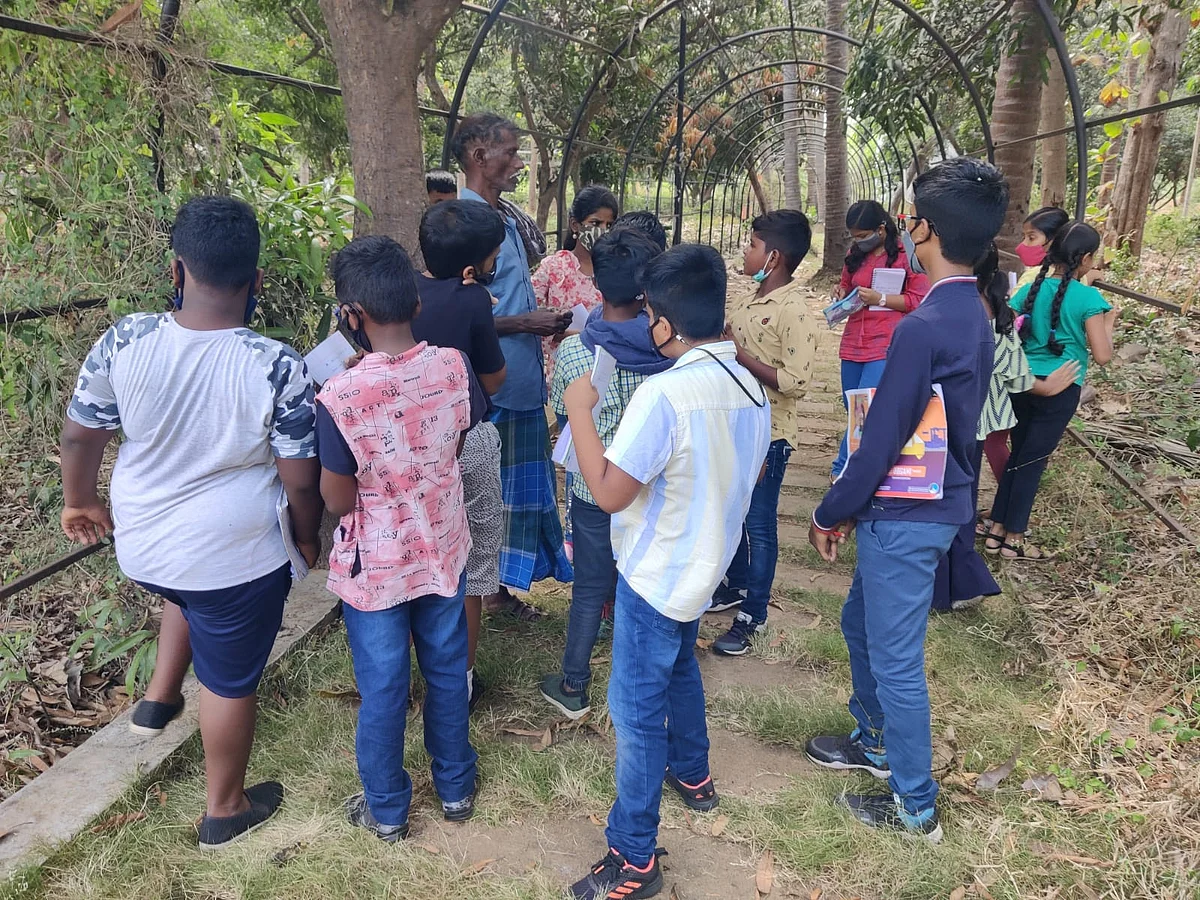 விவசாயிடம் பேசும் மாணவர்கள்