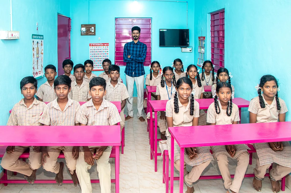 மாணவர்களுடன் ஆசிரியர் சதீஸ்குமார்