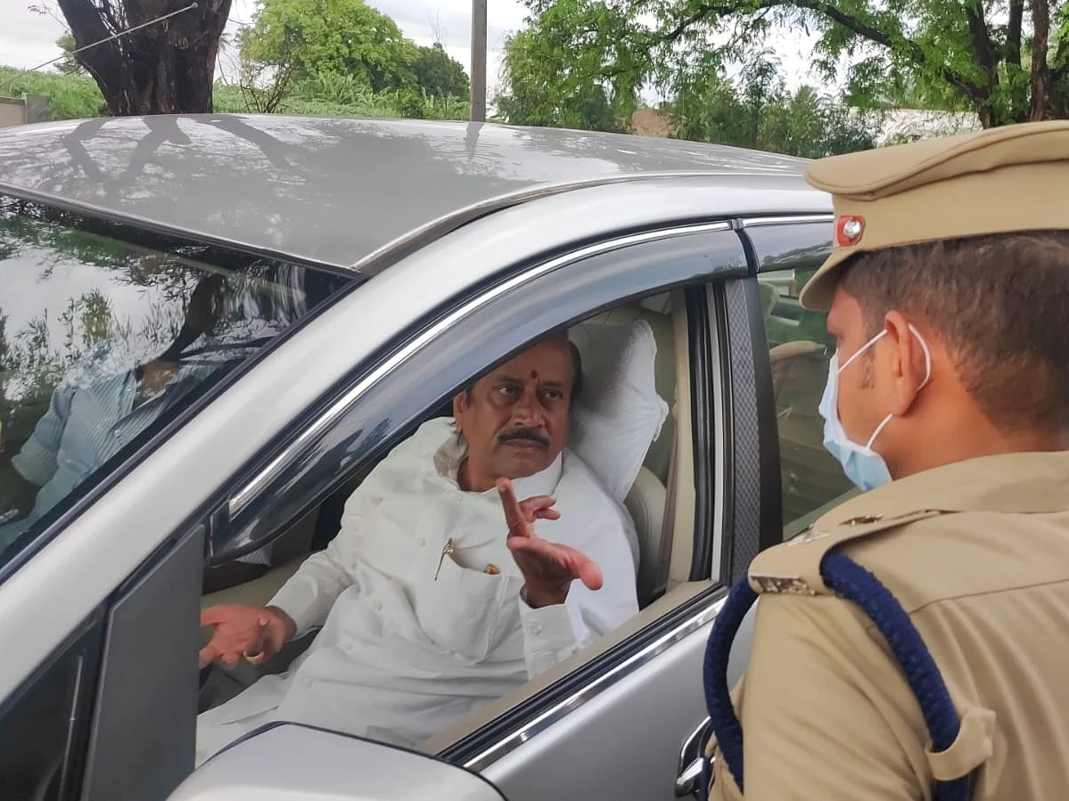 காவல்துறை தடையை மீறி நிகழ்ச்சி நடத்த முயன்ற ஹெச்.ராஜா கைது! - பழனியில் பரபரப்பு
