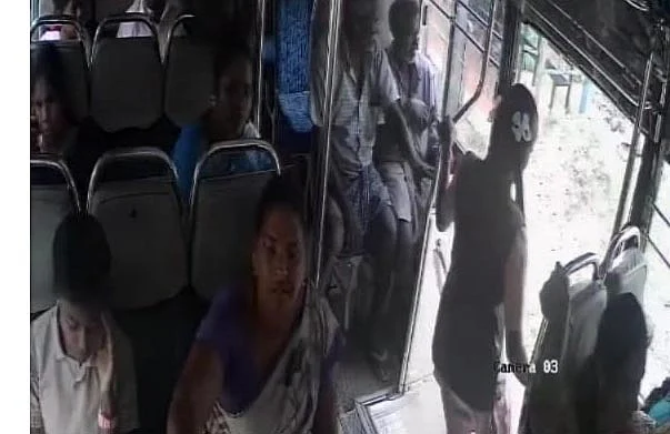 ஓடும் பேருந்தில் இருந்து இறங்கும் மாணவி