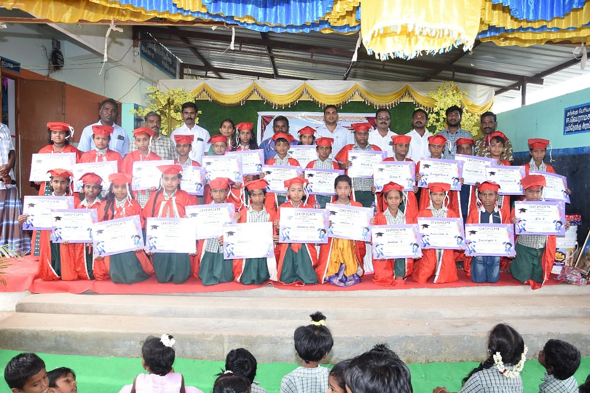 பட்டம் பெற்ற 5 - ம் வகுப்பு மாணவர்கள்