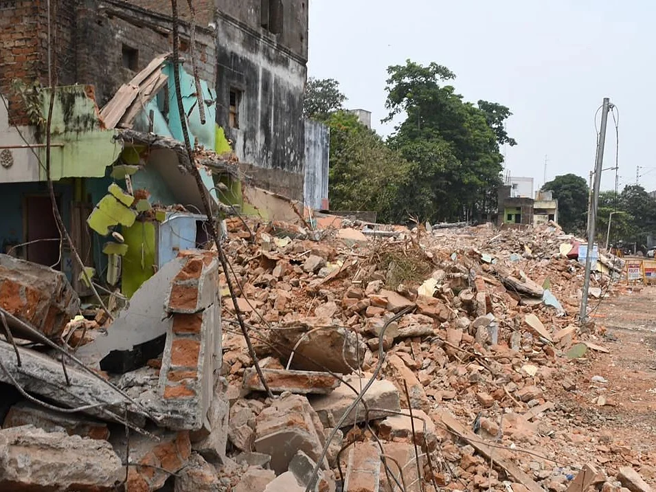 சென்னை: குடியிருப்புகள் அகற்றத்தால் பாதிப்புக்குள்ளாகும் மாணவர்களின் கல்வி - கவனிக்குமா அரசு?!