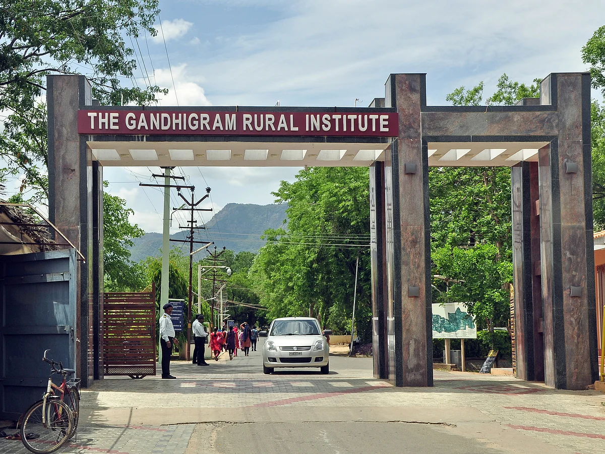 பிரதமர் பெயரைப் பயன்படுத்தி விதிமீறும் வேந்தர்? -காந்தி கிராமிய பல்கலைக்கழக சர்ச்சையும், விளக்கமும்!