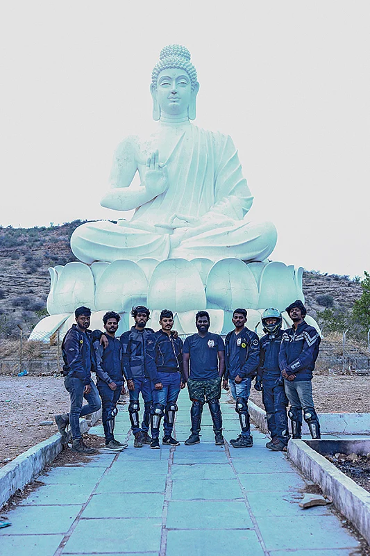 வெயில்... மழை.. ஆறிப்போன ஆம்பூர் பிரியாணி...
புத்தர் சிலை... பெல்லம் குகை...
