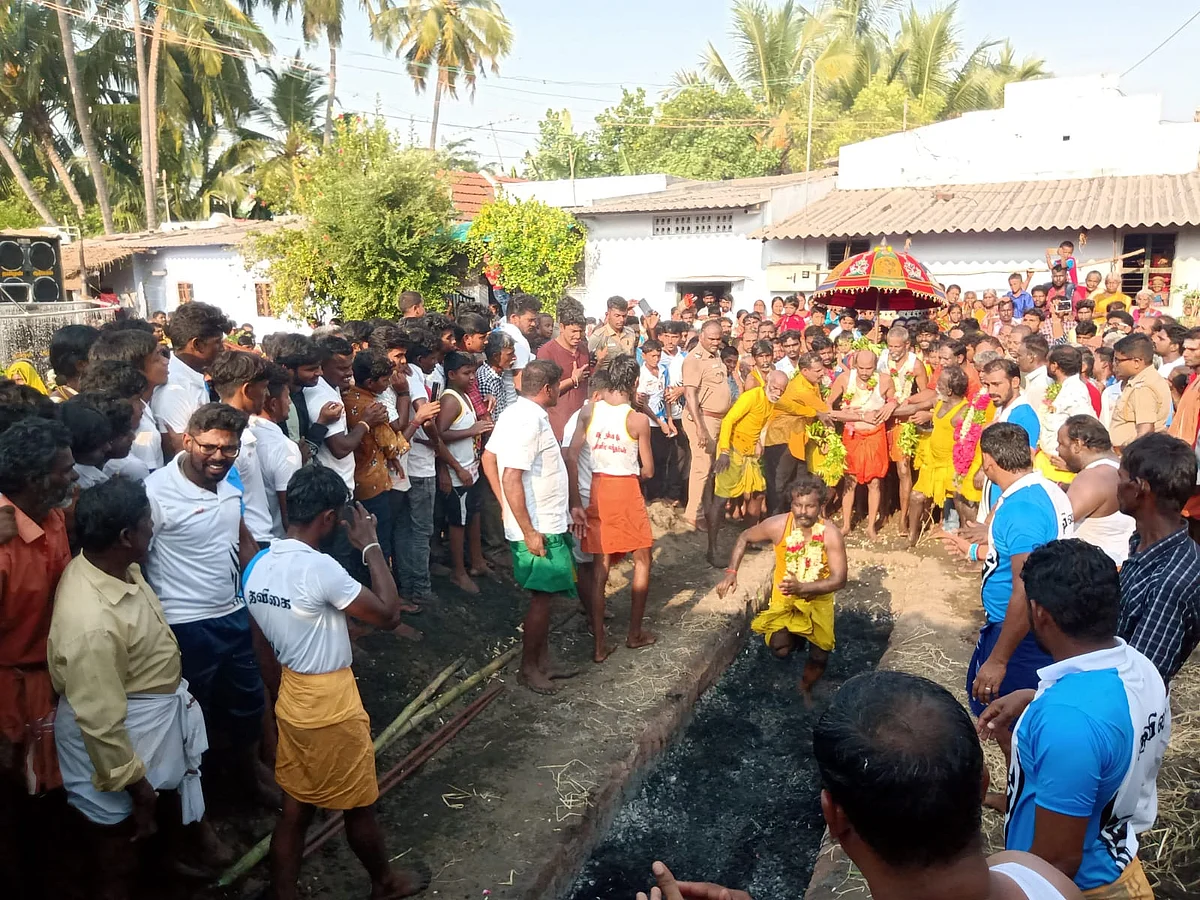 தீக்குண்டத்தில் இறங்கும் பக்தர்கள்